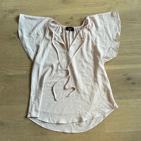 Vici Women’s Blouse Top Career Academia Romantic Flutter Sleeve Blush Pink Nice - Picture 3 of 8